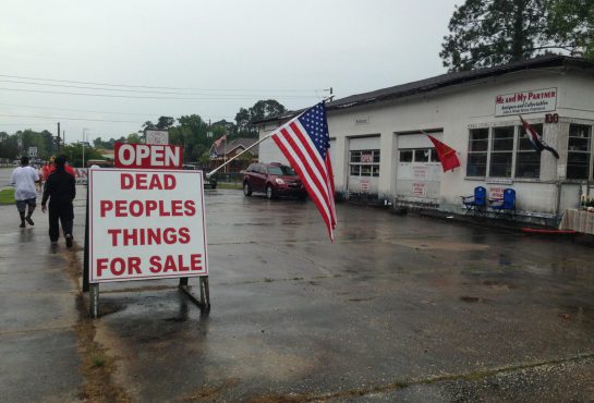 A sign outside a shop that says 'Dead peoples things for sale'